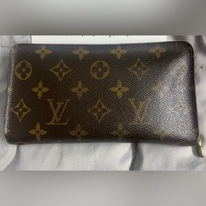 🌺 Long zippy monogram wallet
Date code: CA0989